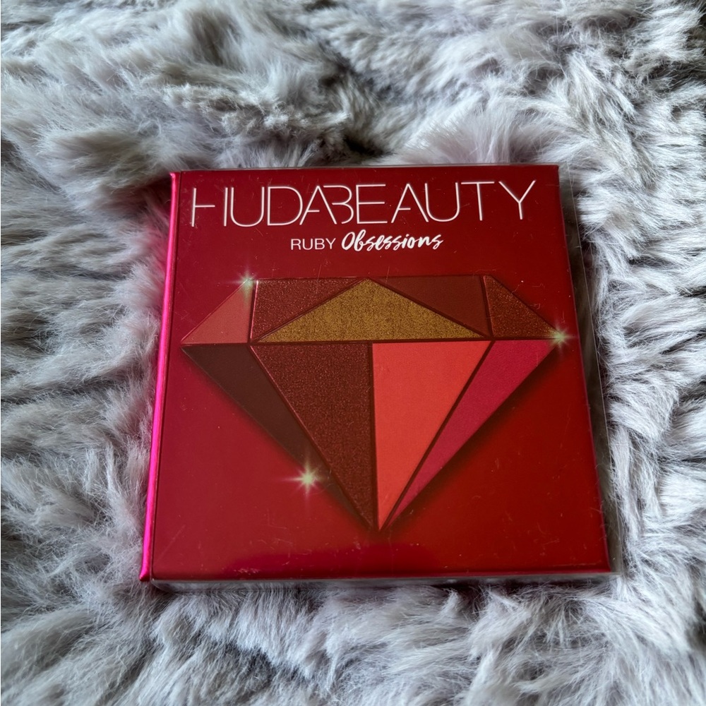 HUDA BEAUTY Red and Gold Eyeshadow Palette Vibrant and Shimmering